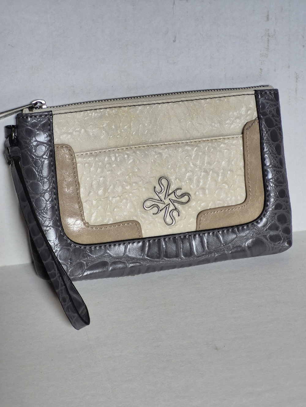 Simply Vera Women’s Beige and Gray Leather Wristlet Clutch